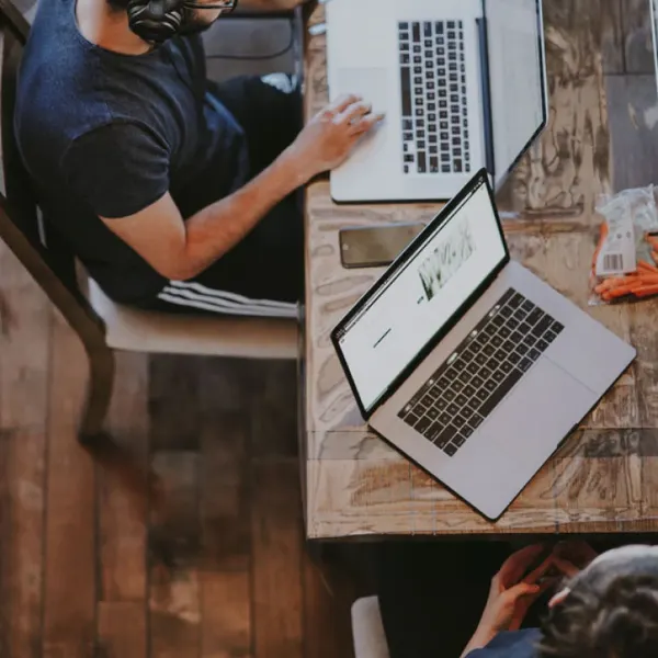 Onderzoeker werkt met grafieken op een laptop