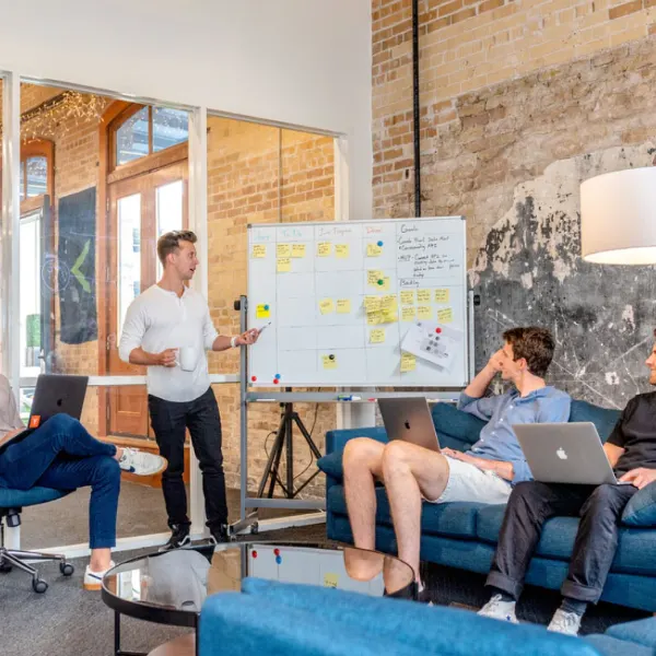 Team bespreekt onderzoeksresultaten op een whiteboard